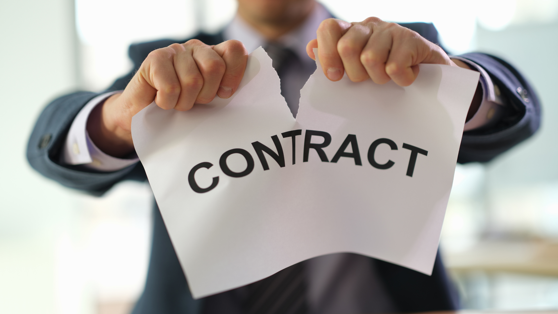 Une personne déchire un contrat