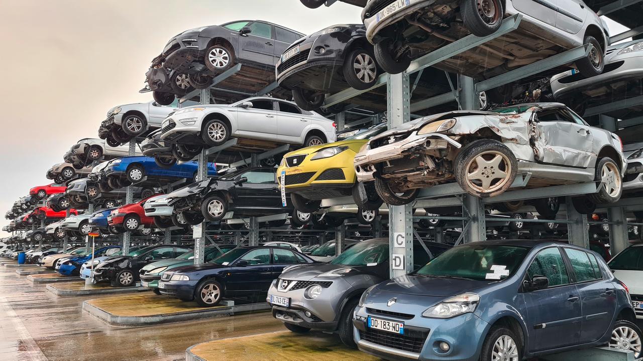 Des milliers de voitures hors d’usage attendent d’être recyclées, alors que la réglementation européenne, inchangée depuis 2005, va enfin évoluer. 