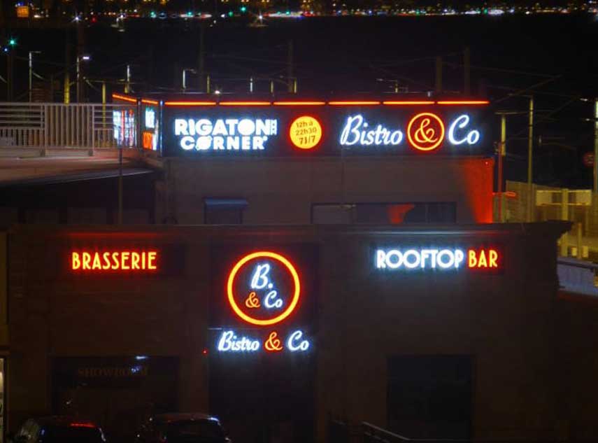 face de magasin avec enseigne lumineuse dan la region de la Côte d'Azur