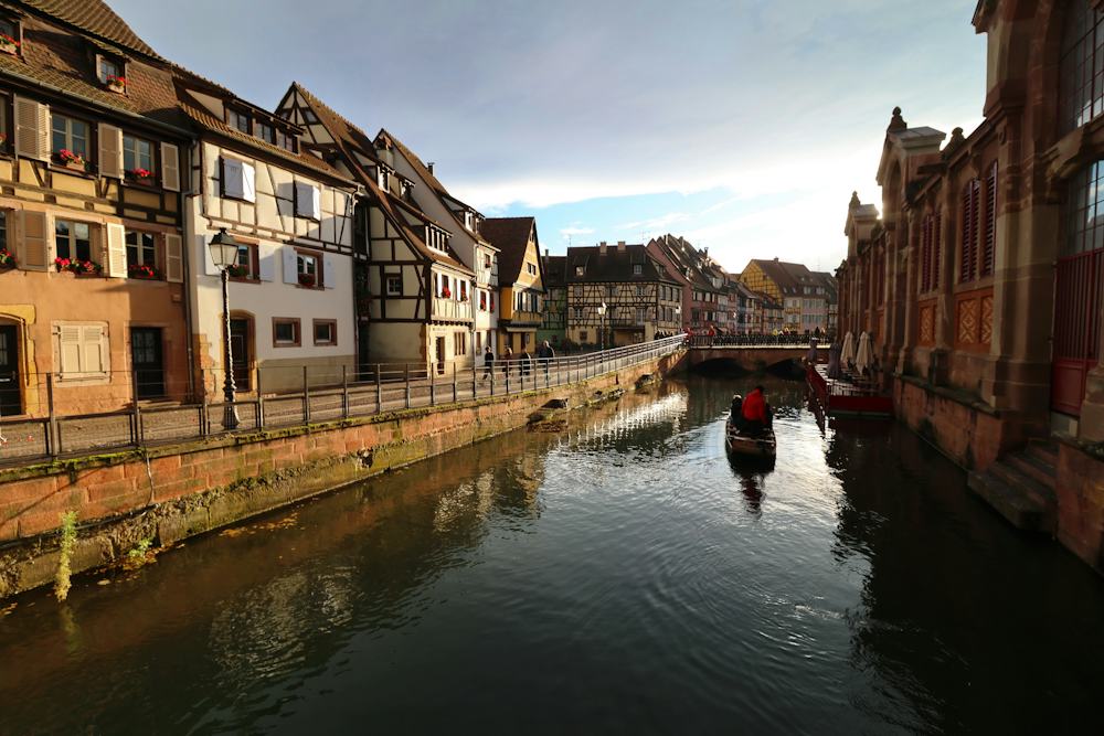 Petite Venise à Colmar, maisons à colombages le long du canal, à quelques minutes des villages viticoles alsaciens.