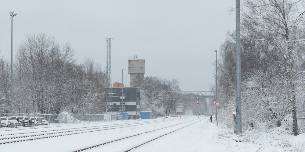 Voie ferrée enneigée en Alsace, utilisée par les trains régionaux en hiver.