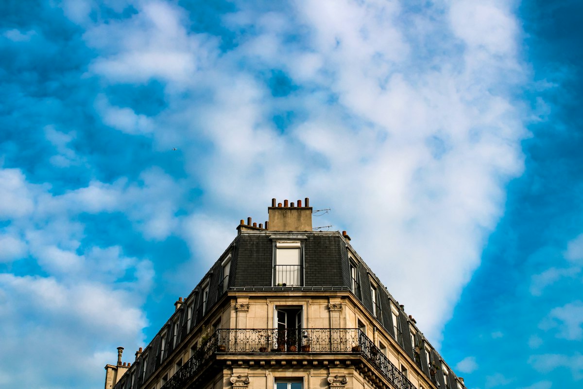 Immeuble haussmannien vu depuis la rue dans une grande ville française, illustrant les communes soumises à l'autorisation de changement d'usage.