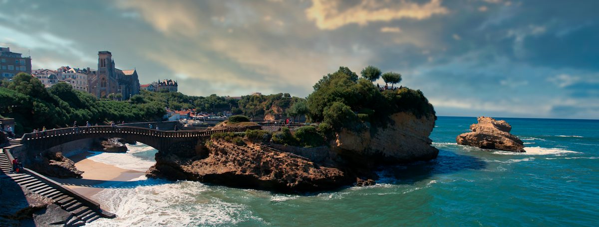 Le Rocher de la Vierge et sa passerelle à Biarritz, face à l'océan Atlantique.