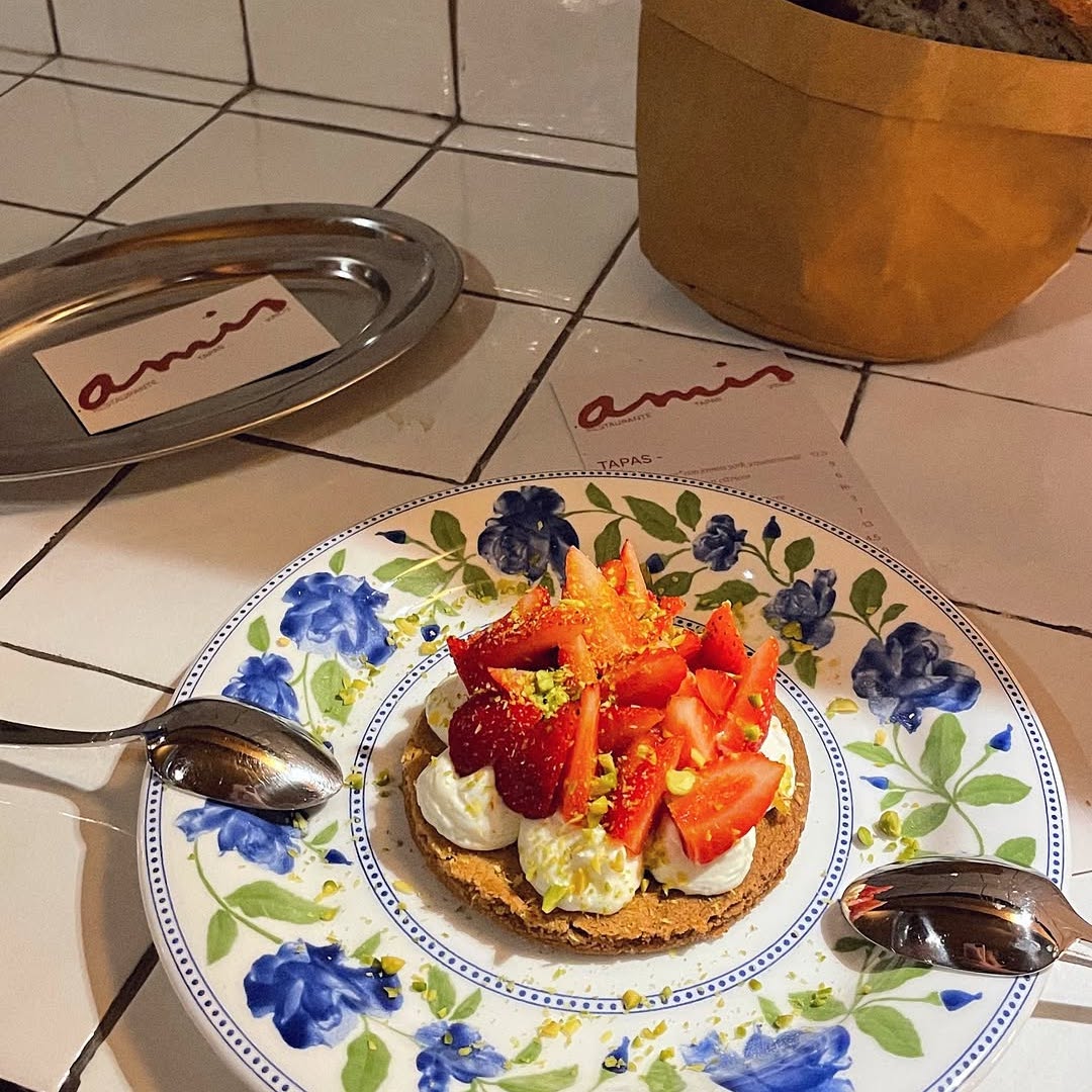 Creatives having lunch together