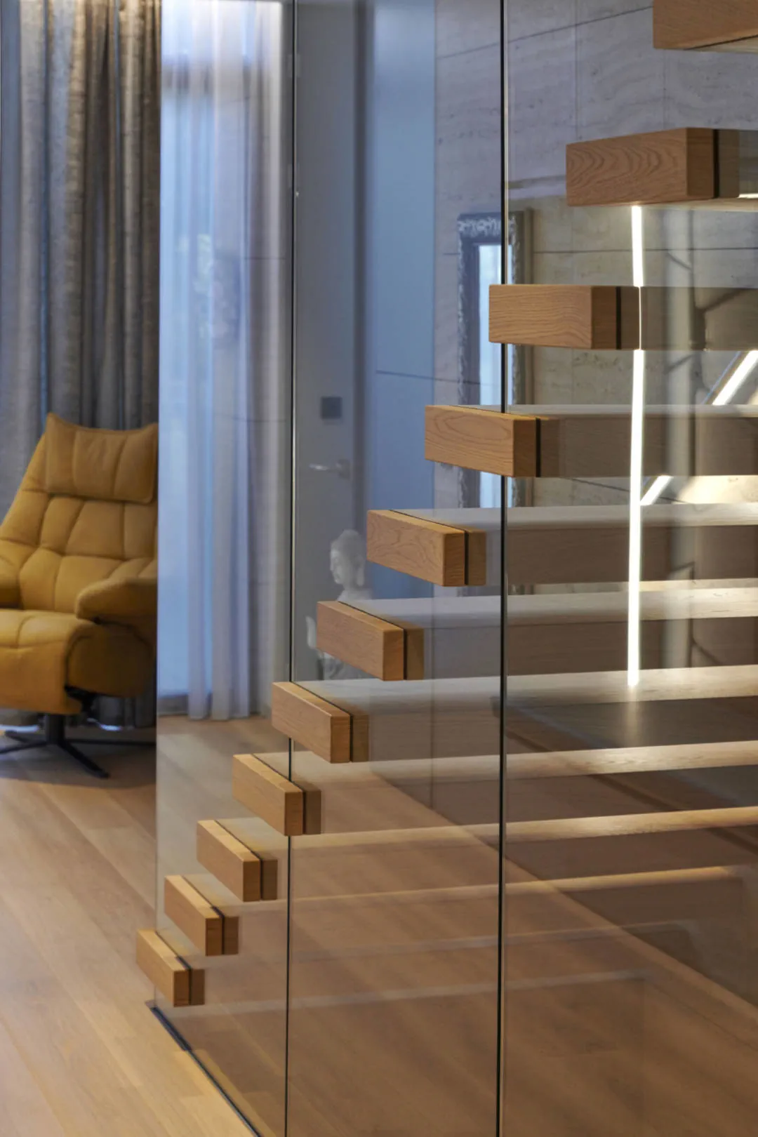 Samonosné designové schody se skleněnou zábranou.