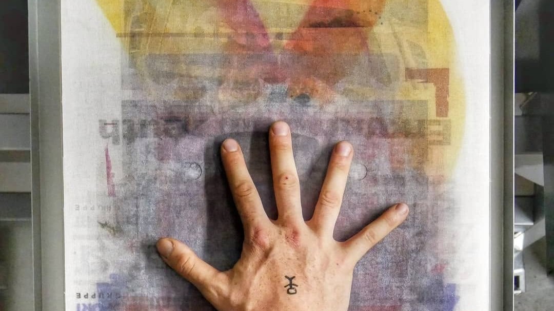 Hand auf DTG-Drucker