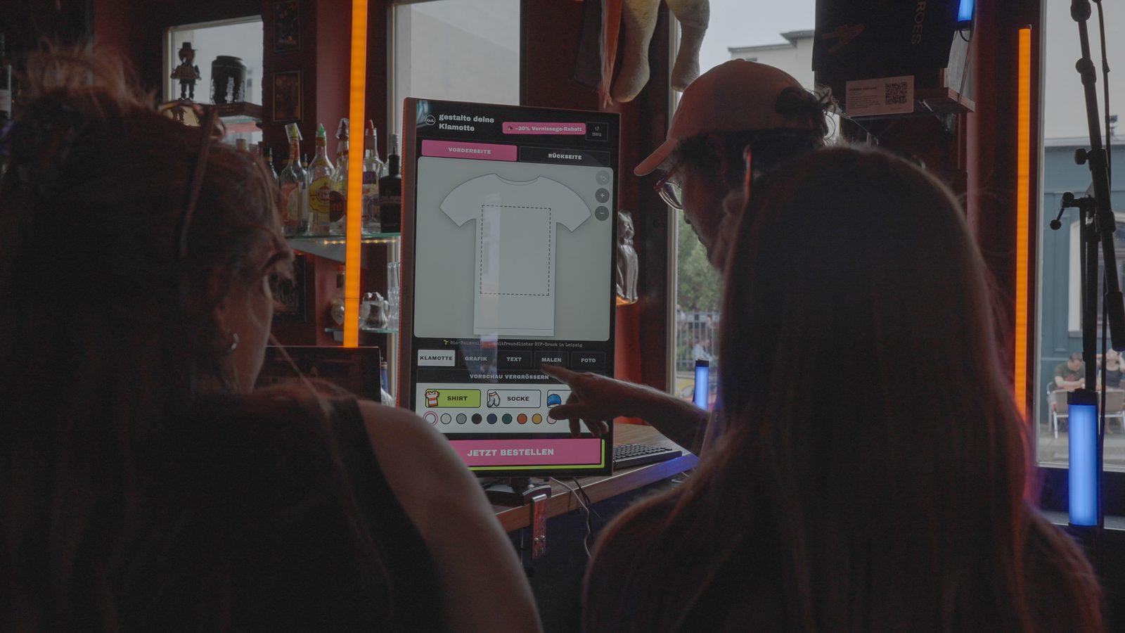 Interaktiver Touch-Kiosk zum Gestalten von Custom-Merch
