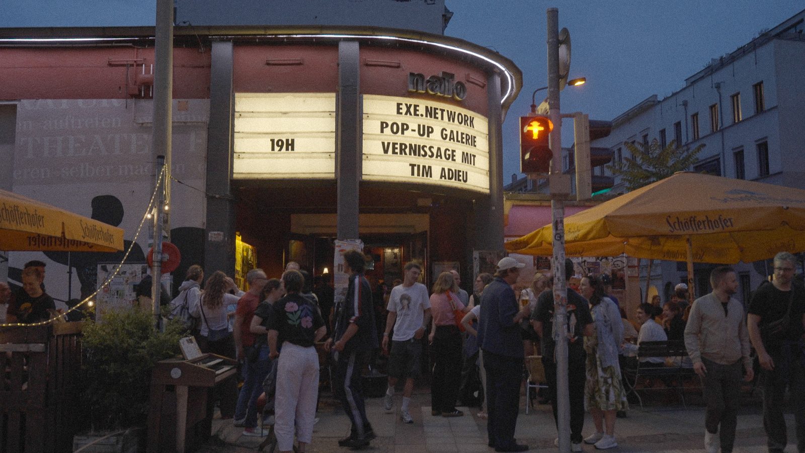 naTo Leipzig, Fassade mit Ankuendigung der exe.network Pop-Up Gallery und Tim Adieu