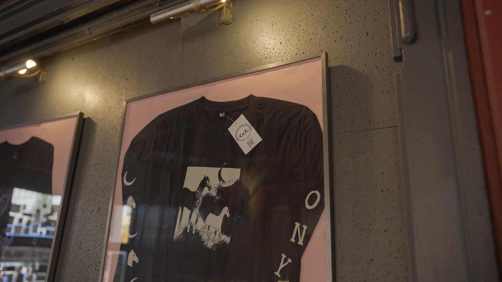Ausgestelltes Custom-Shirt aus einer exe.network Collab