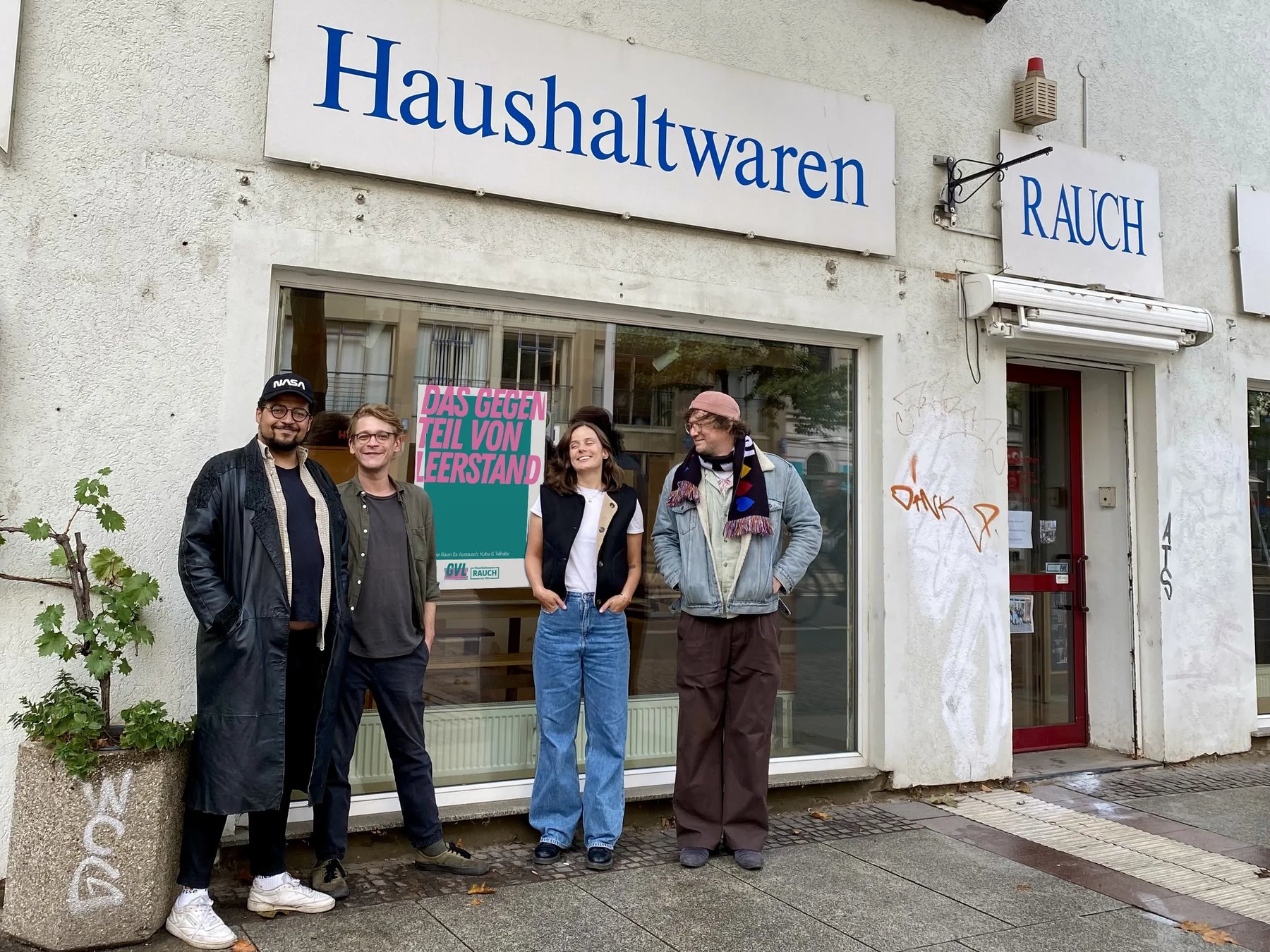 Das Orga-Team von „Das Gegenteil von Leerstand“ vor Haushaltwaren Rauch in der Karl-Liebknecht-Straße 22, von links Dennis, Attila, Maxi und Maxim