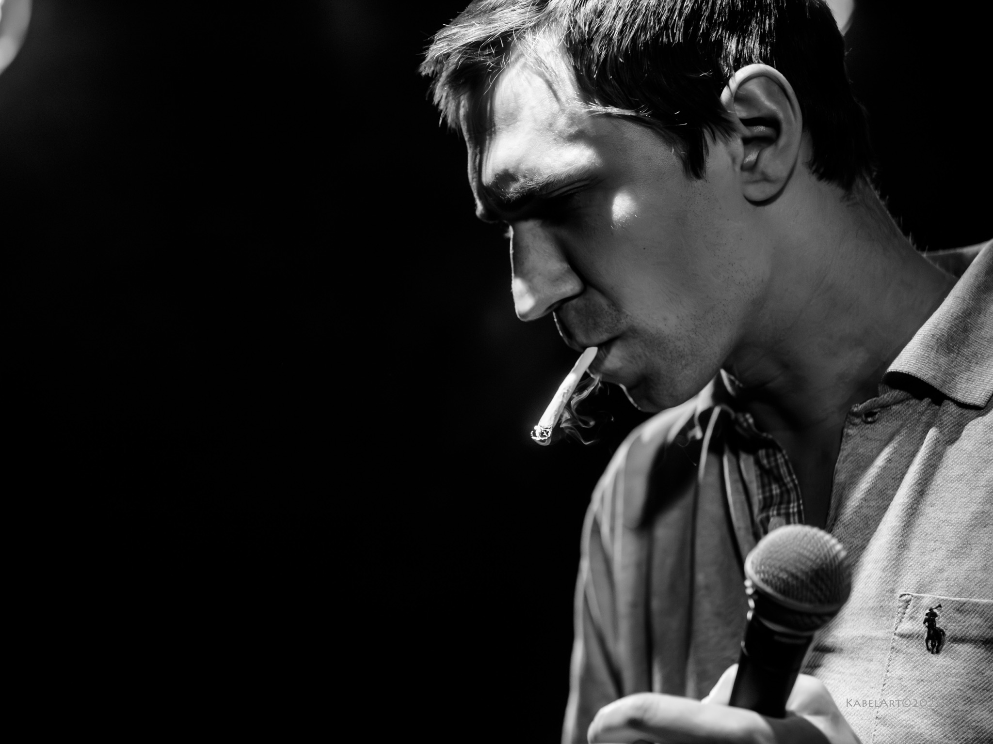 Tim Adieu live, rauchend am Mikro