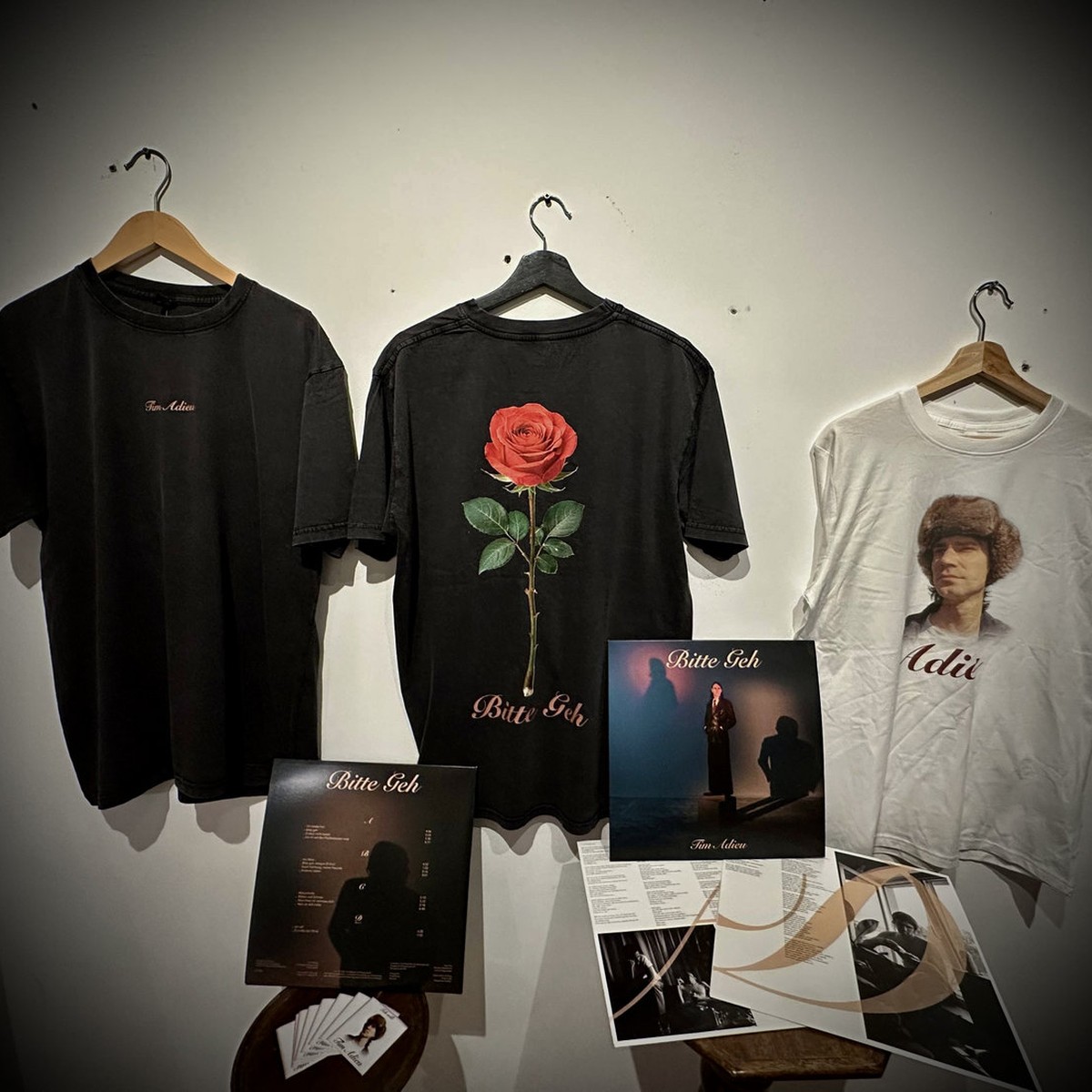 Tim Adieu - Bitte Geh | T-Shirts Rose & Portrait