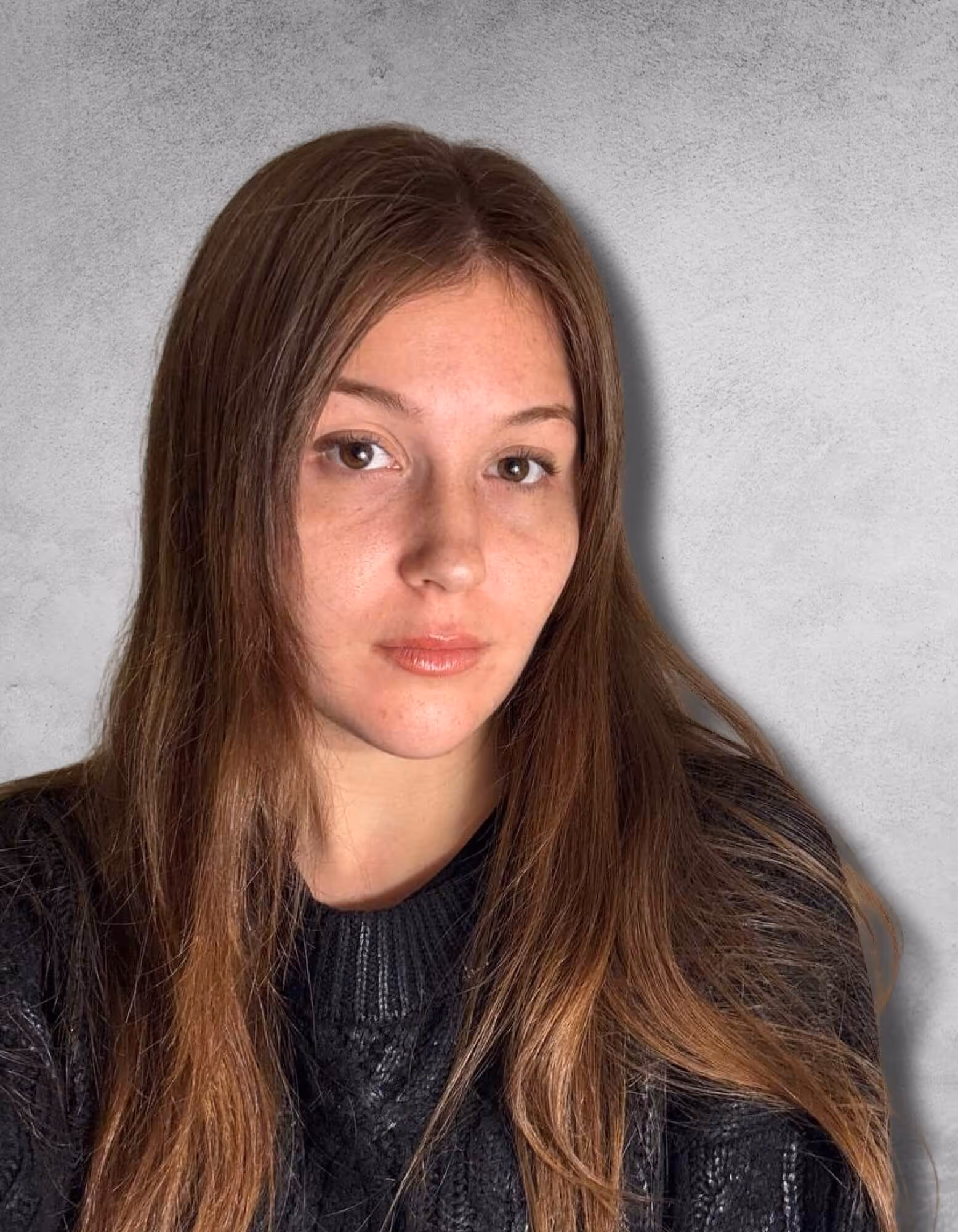 Cami arbeitet an der grafischen Umsetzung von Markenauftritten auf verschiedenen Kanälen.