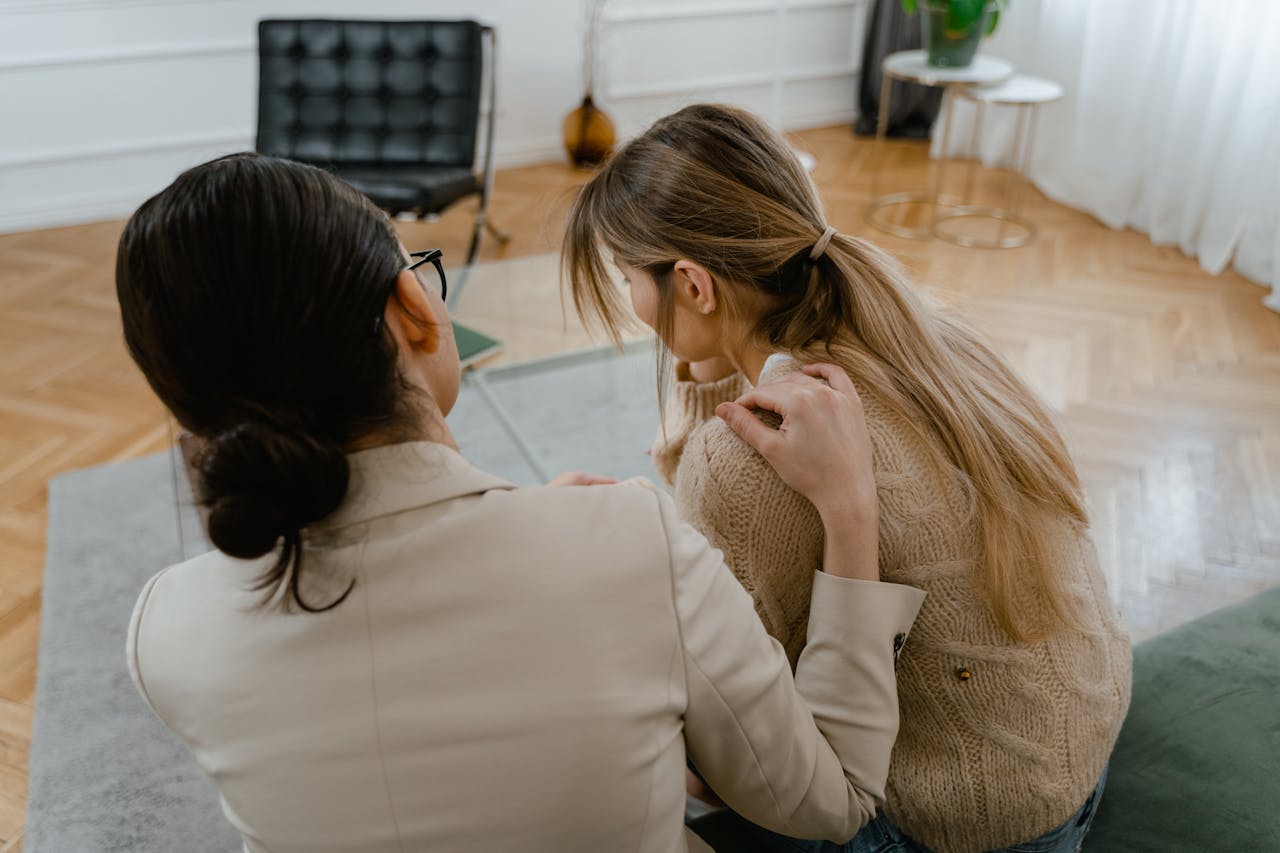 therapist-comforting-woman