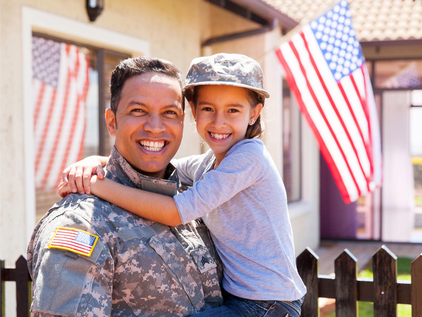 Photo us army soldier and little daughter.