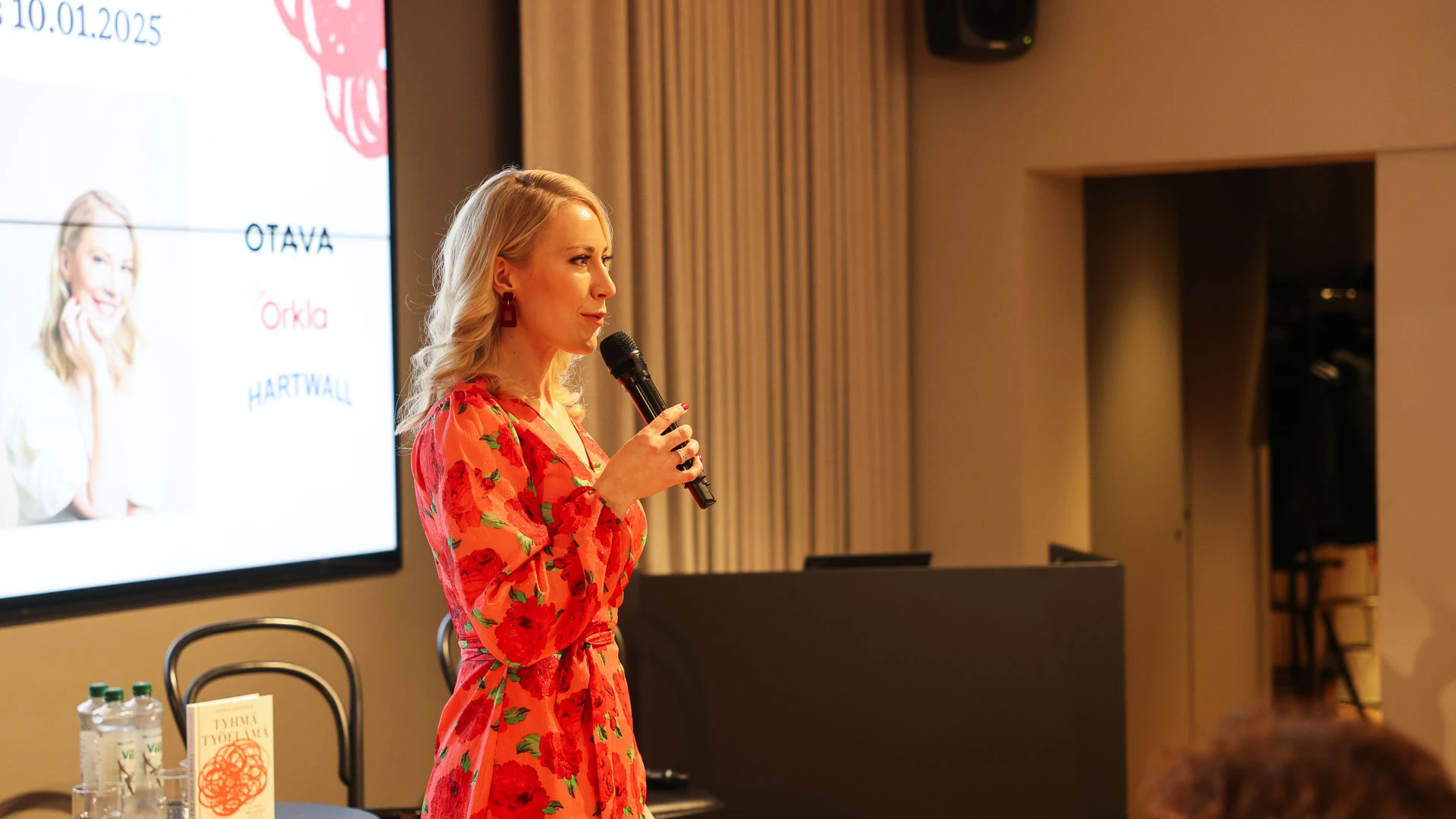 Psykologian tohtori Mona Moisala puhumassa fiksusta aivotyöstä.