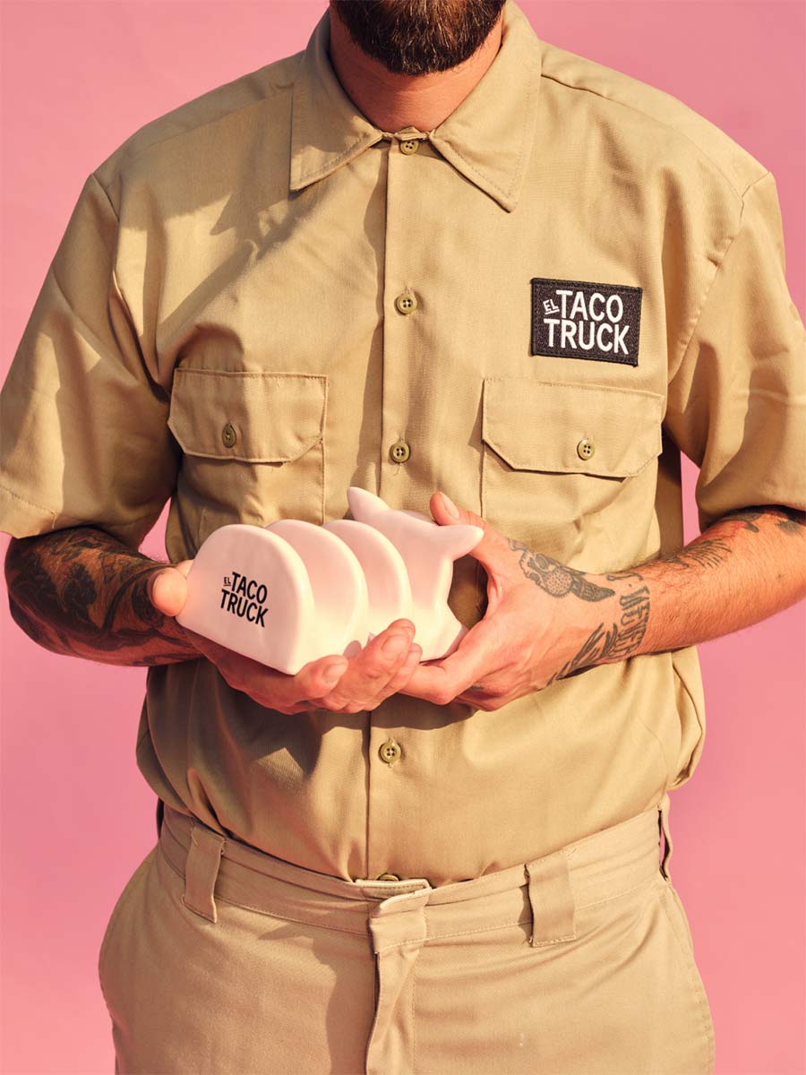 Person som håller ett taco stand från El Taco Truck