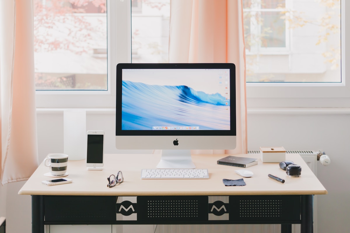 Espace de travail créateur de contenu avec iMac et smartphone
