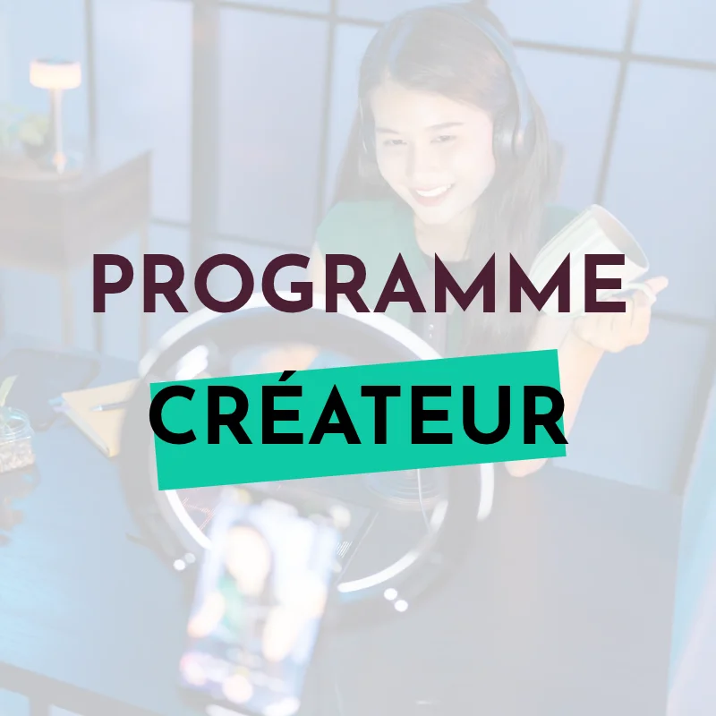 Programme créateur UGC : une créatrice filme son produit avec un smartphone et un ring light