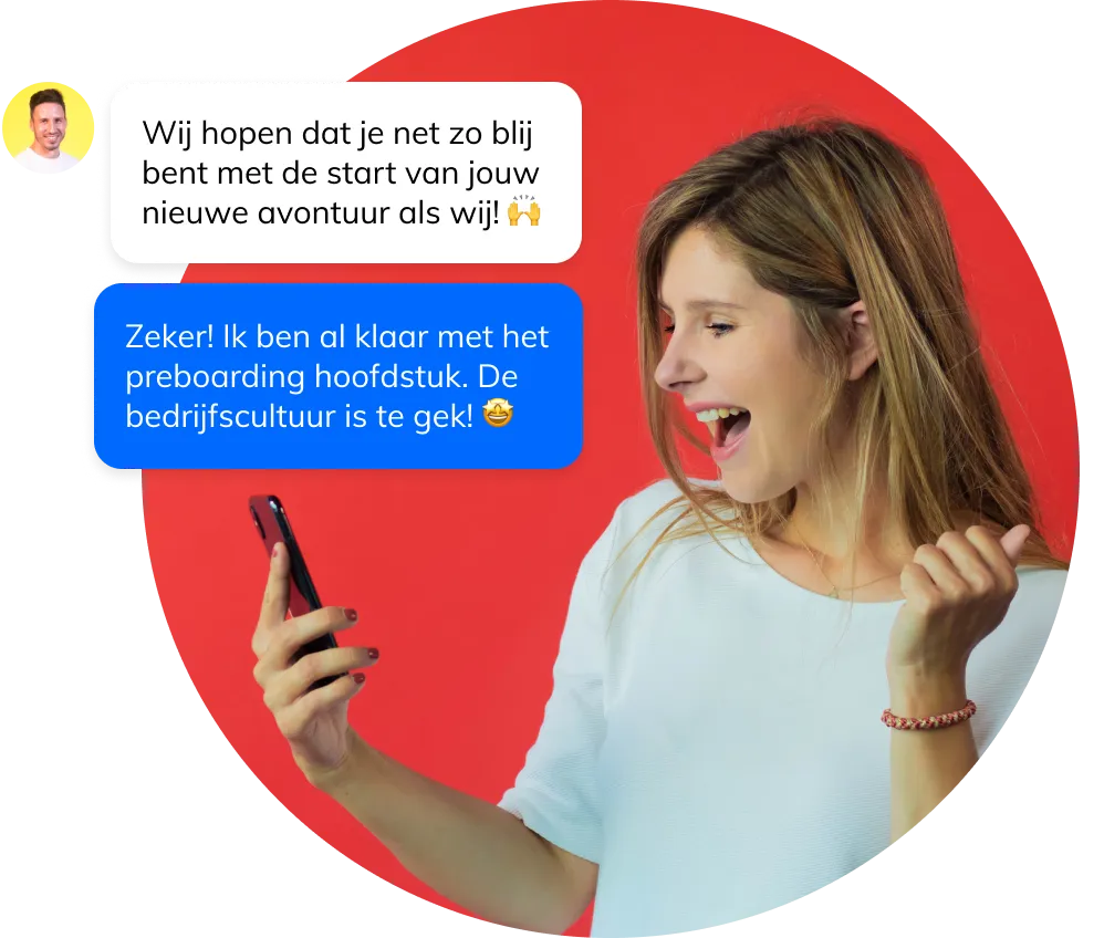 Vrouw glimlacht naar telefoon, met tekstballon boven haar waarin een gesprek staat: 'Wij hopen dat je net zo blij bent met de start van jouw nieuwe avontuur als wij! 🙌' en 'Zeker! Ik ben al klaar met het preboarding hoofdstuk. De bedrijfscultuur is te gek! 😄