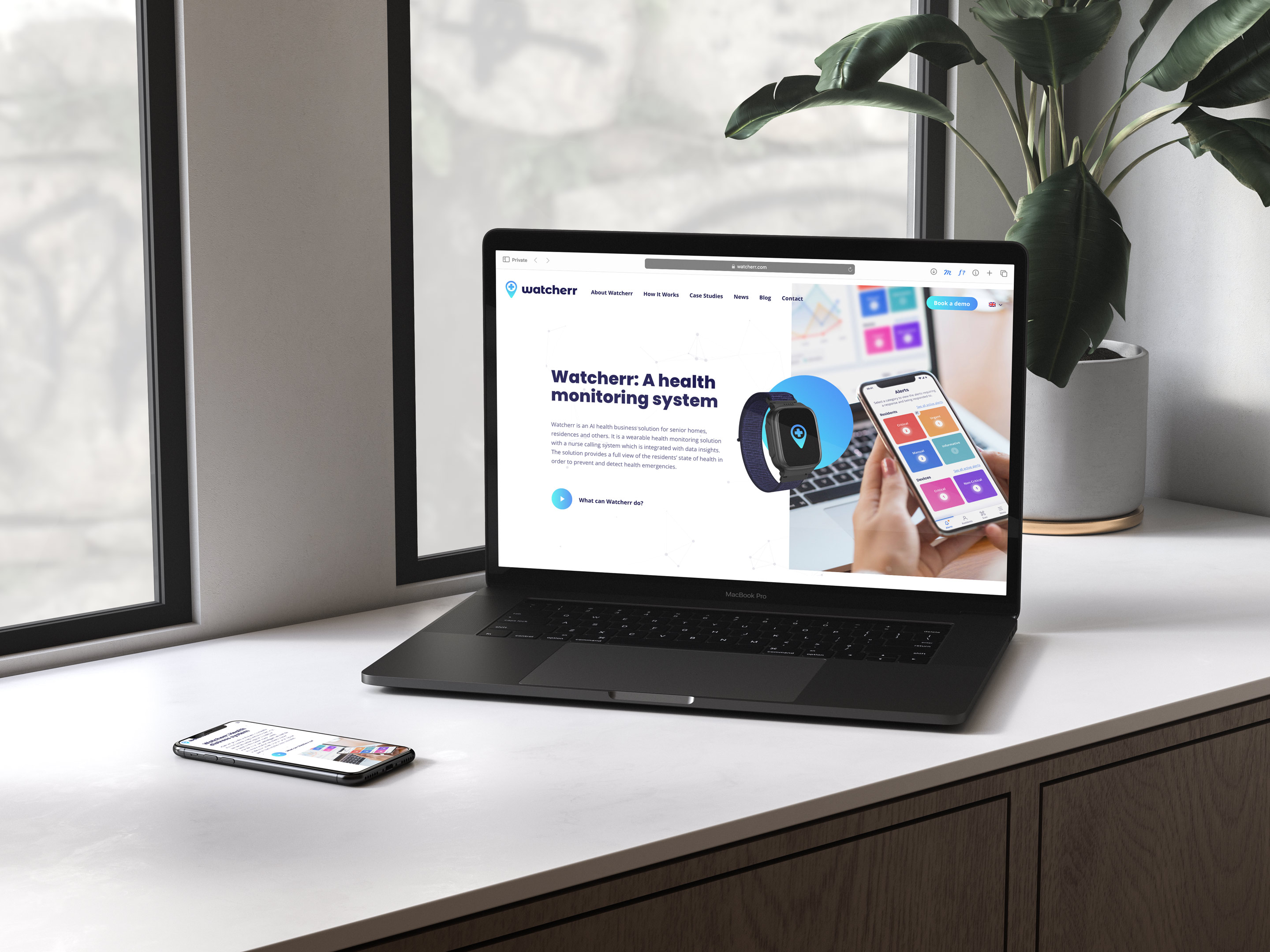 Site web de Watcherr sur ordinateur portable et smartphone