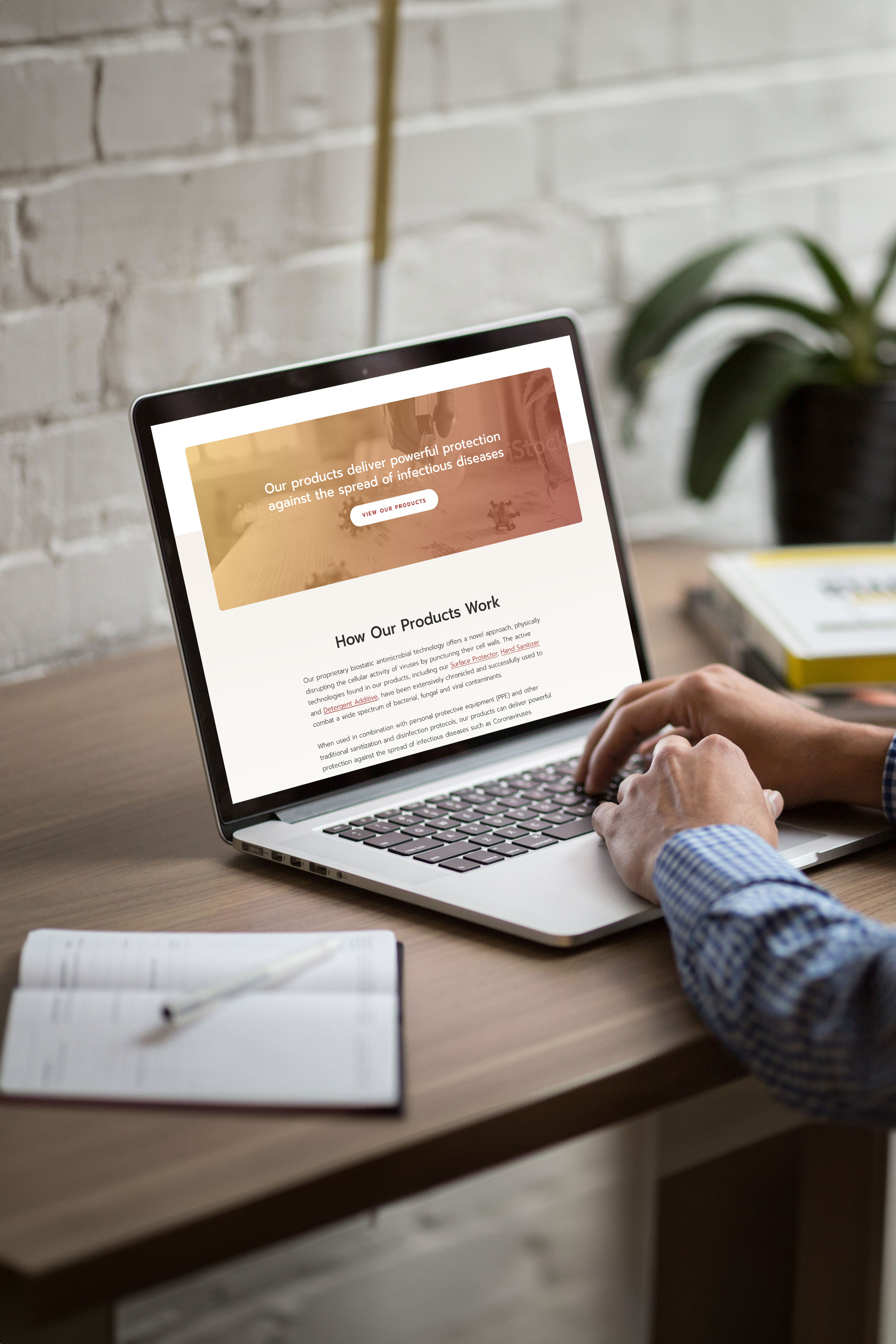 Un homme navigue sur le site Web de SafeSure sur son ordinateur portable MacBook.