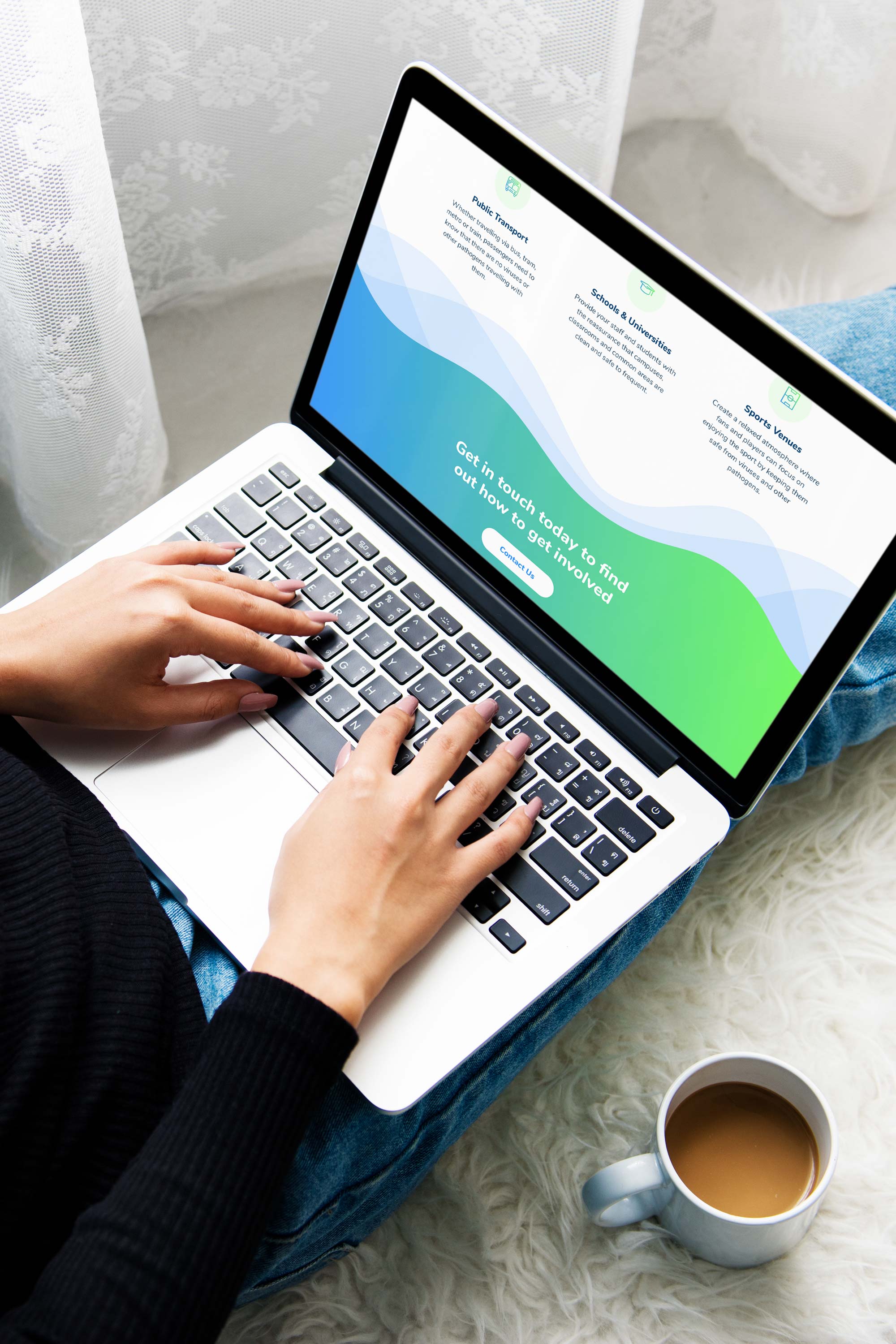 Une femme naviguant sur le site web de NuProtection sur son ordinateur portable MacBook