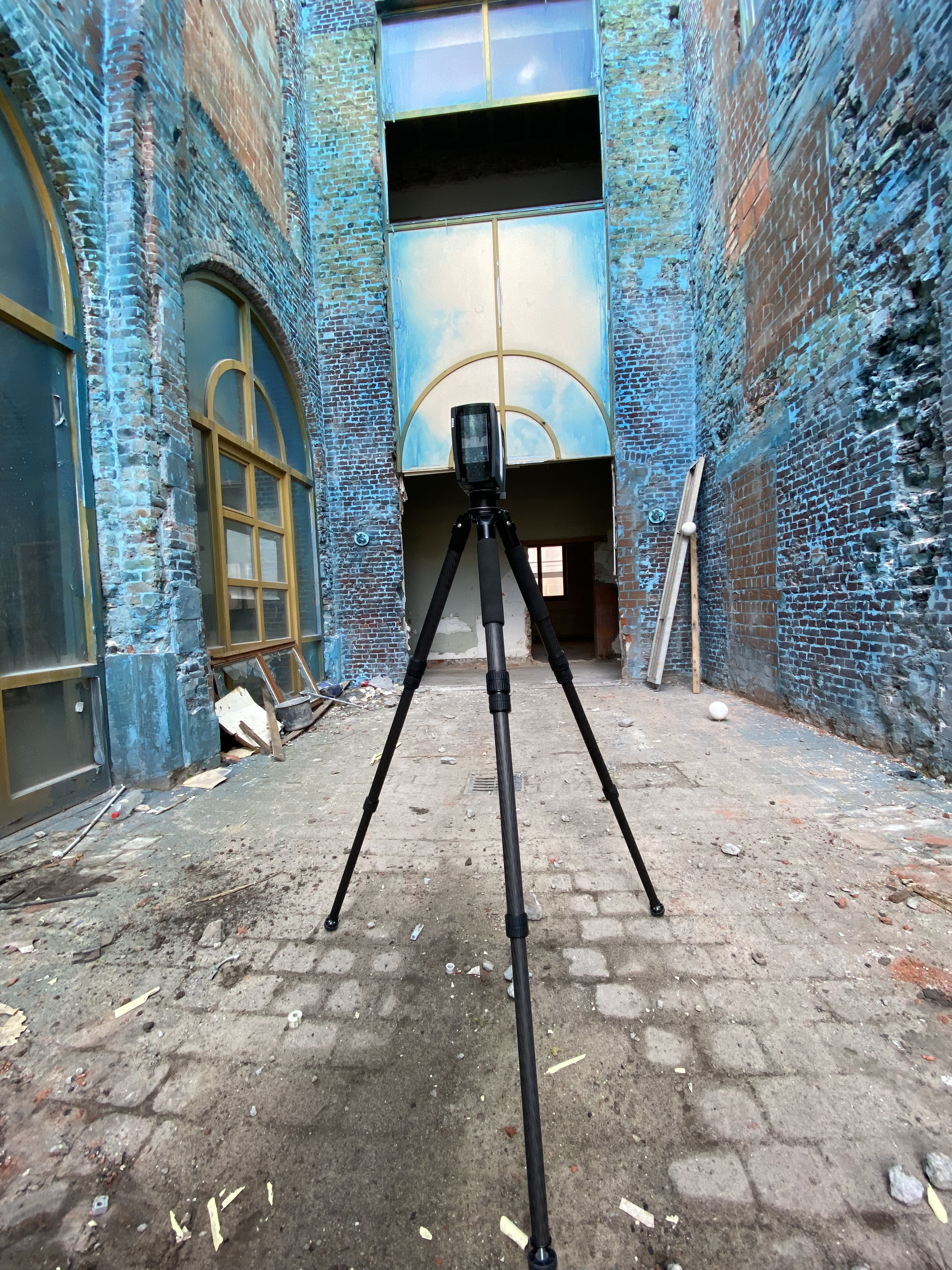 Faro 3D scanning toestel op tripod op koer van oud gebouw