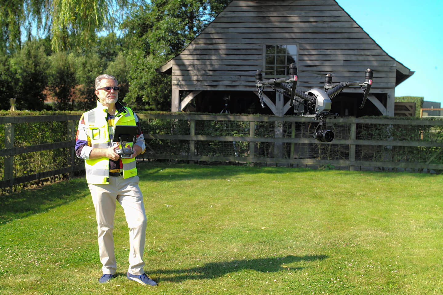Peter Cottyn bestuurt een drone voor metingen