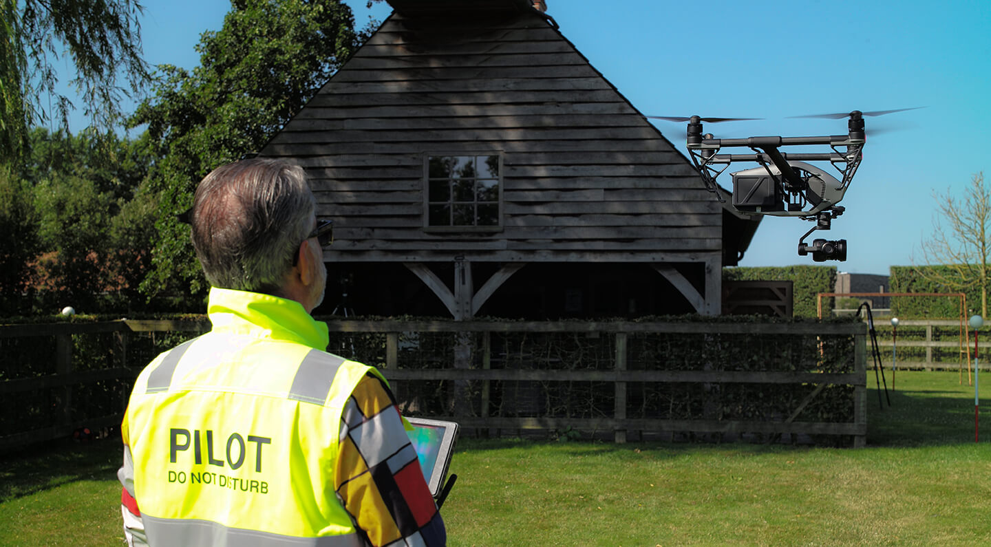 3D Scanner in loods met werkman in beeld