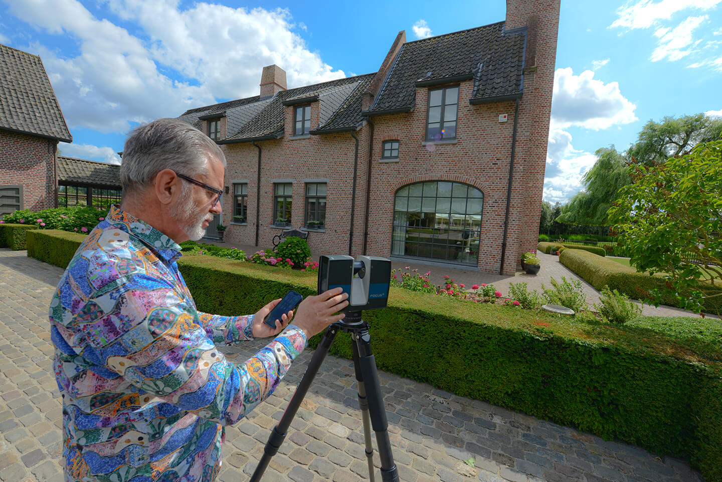 Peter Cottyn doet een meting met het meettoestel en smartphone