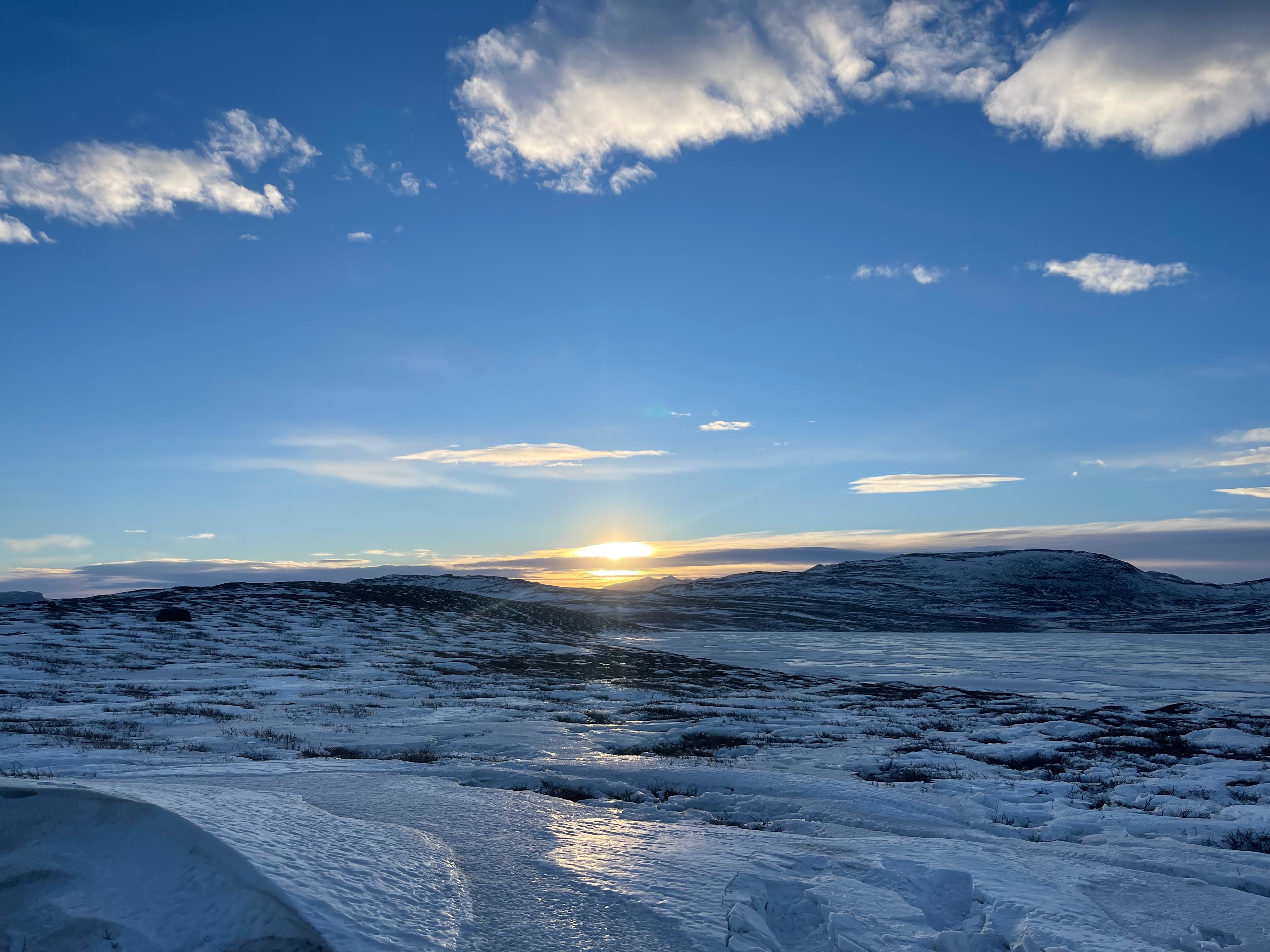 Picture of lake and mountain from Kangerlussuaq