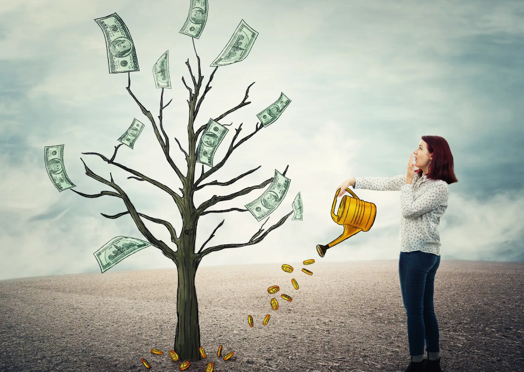 Femme arrosant un arbre avec des billets