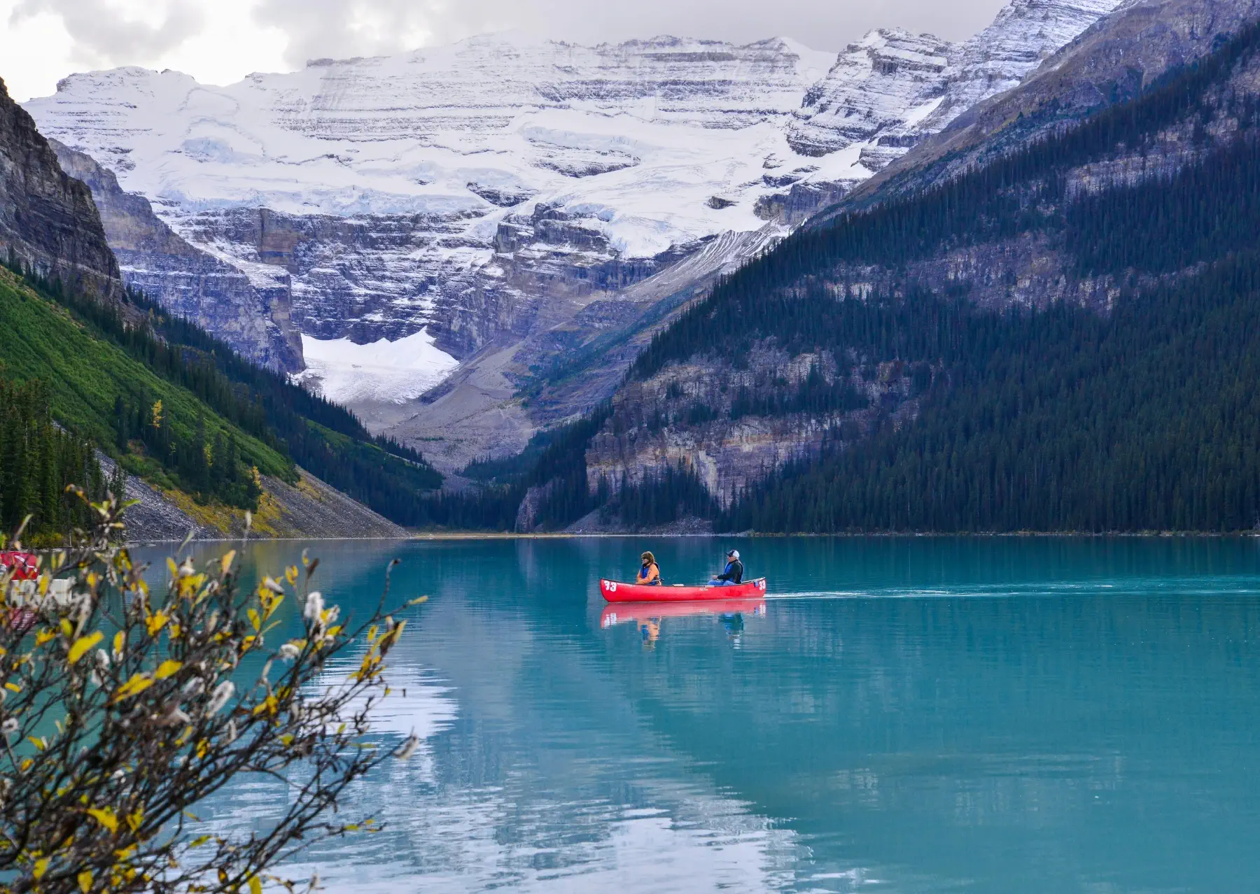 Balade en canoë sur un lac de montagne