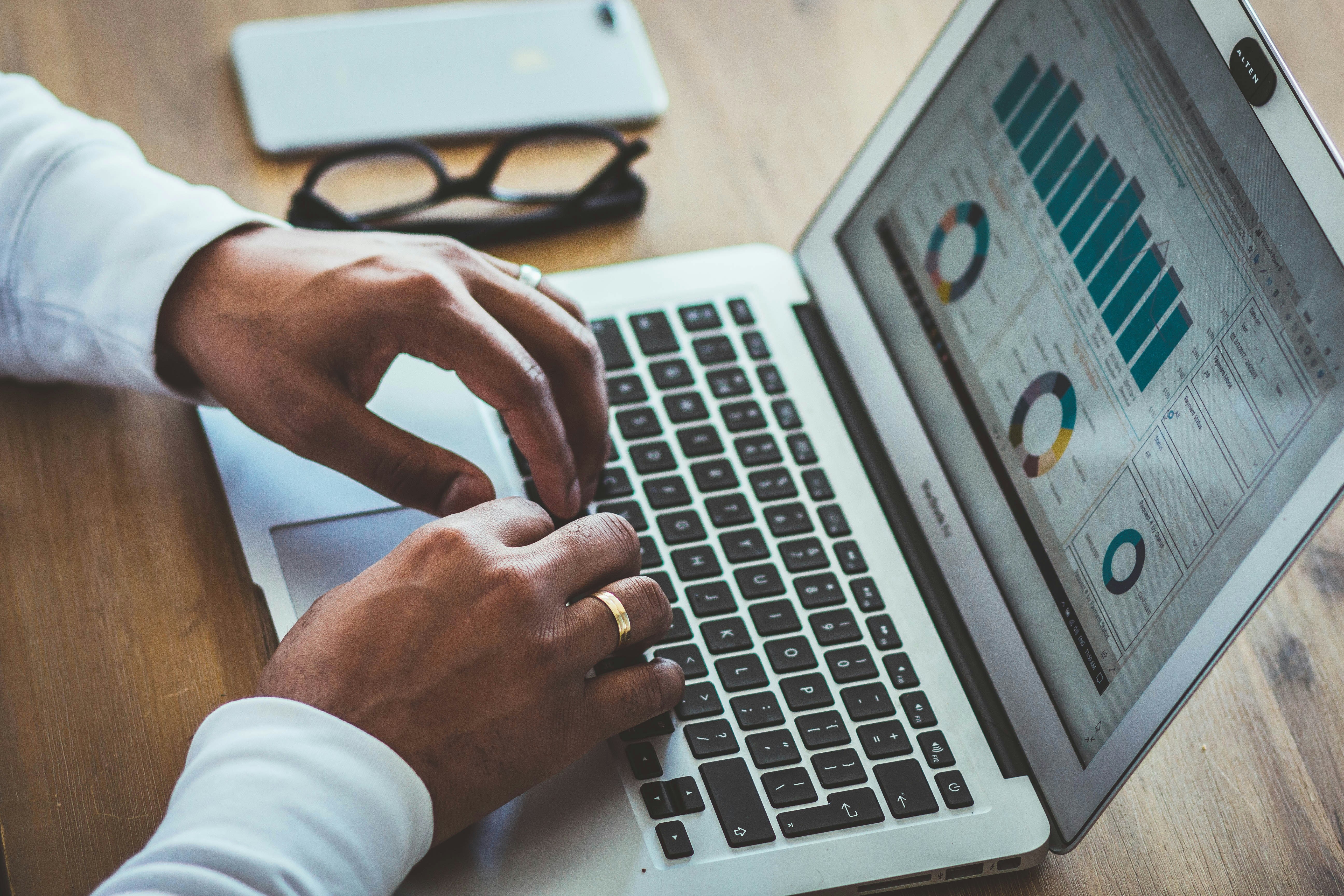 Business process optimization for mid-sized companies: leader tracking KPI dashboards during a growth phaseMid-sized companies rarely die because demand dries up. They die because success shows up faster than the operating model can carry it.