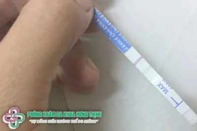 Que thử thai hiện 2 vạch mờ