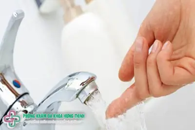 Phụ nữ sau sinh bao lâu thì được đụng nước lạnh?