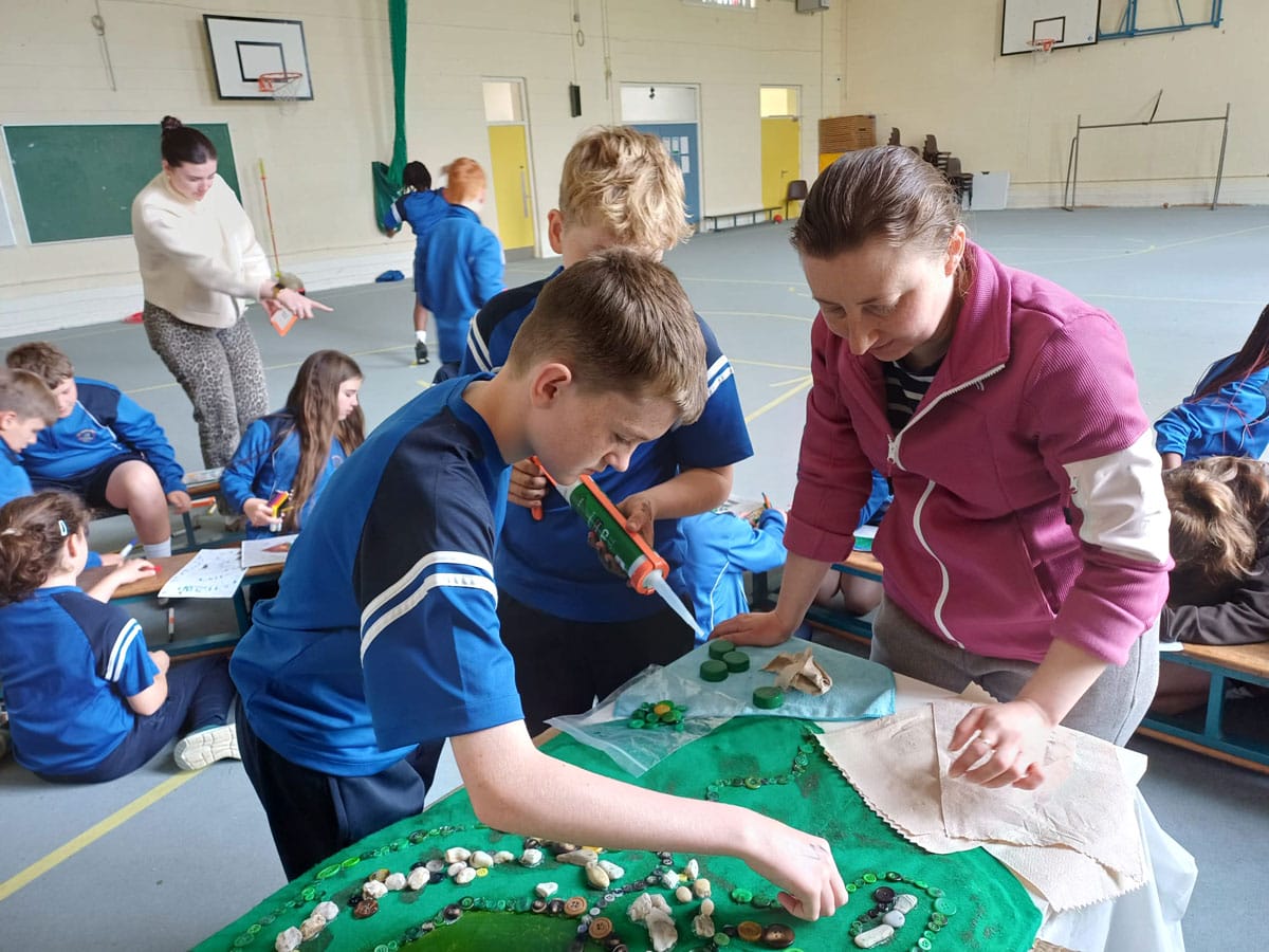 artist working with school children