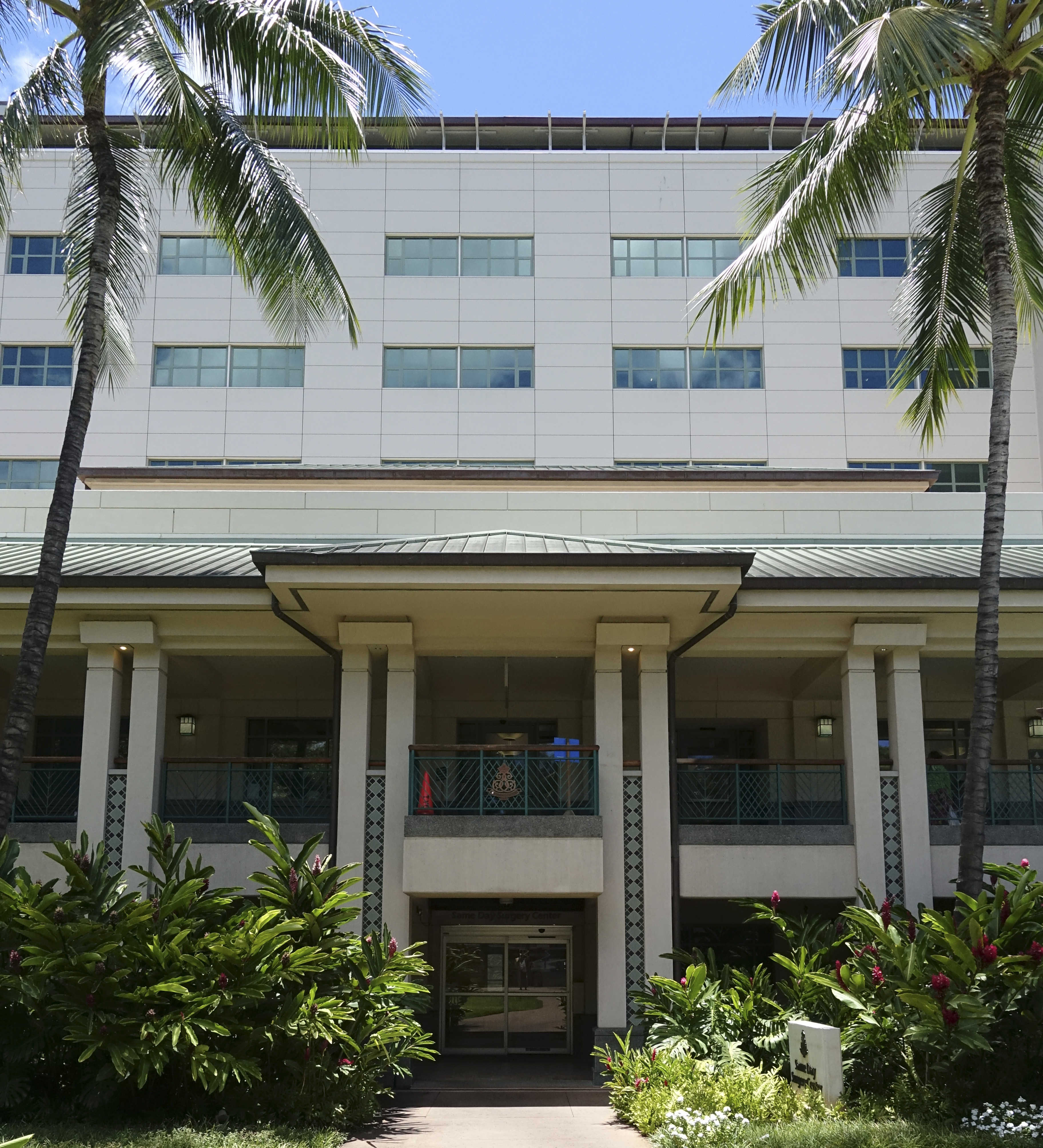 The Queen's Medical Center building exterior, designed by Two Twelve