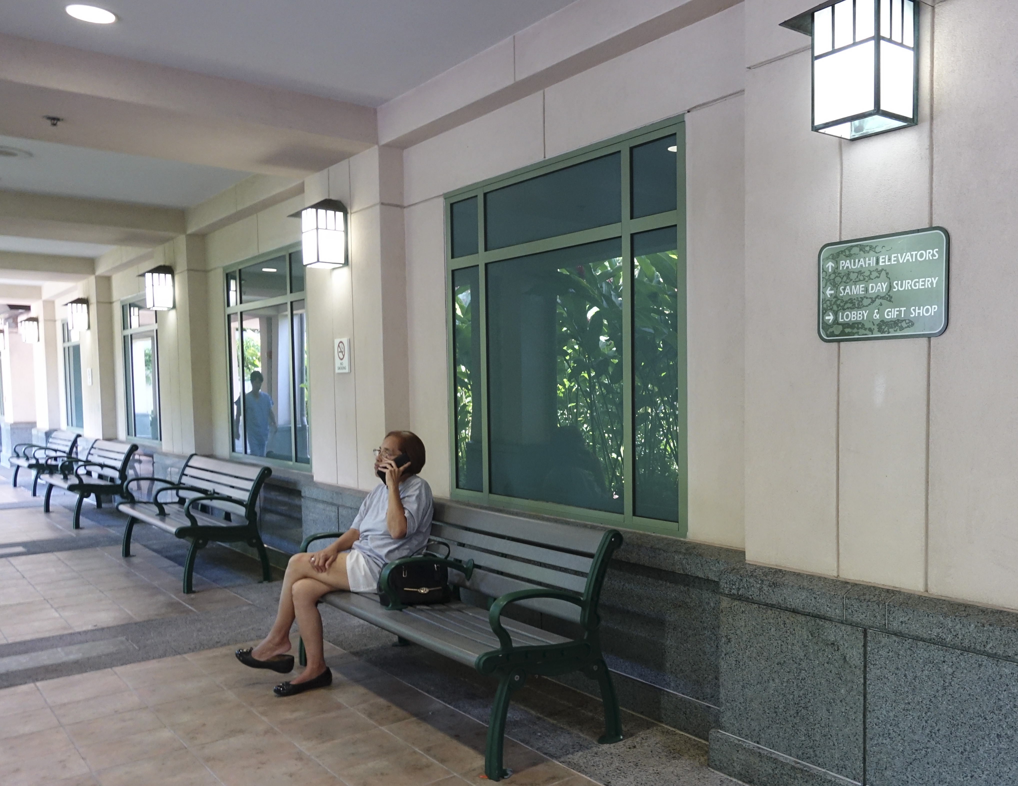 The Queen's Medical Center exterior directional signage, designed by Two Twelve