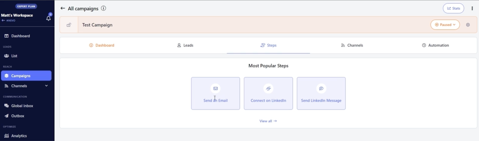 Campaign dashboard showing setup options with tabs for leads, steps, channels, and automation, including actions like sending emails or LinkedIn messages.