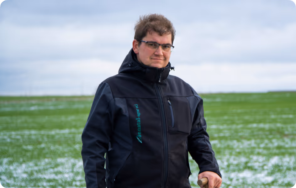 Portrait eines Landwirts aus dem Projekt mit Klim und fritz-kola auf seinem Zuckerrübenfeld
