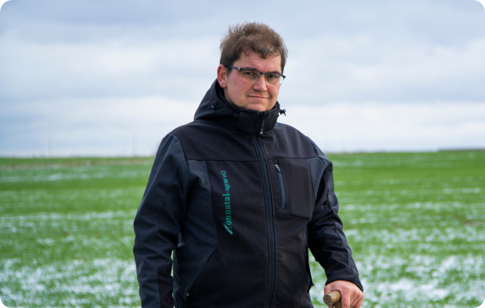 Portrait eines Landwirts aus dem Projekt mit Klim und fritz-kola auf seinem Zuckerrübenfeld