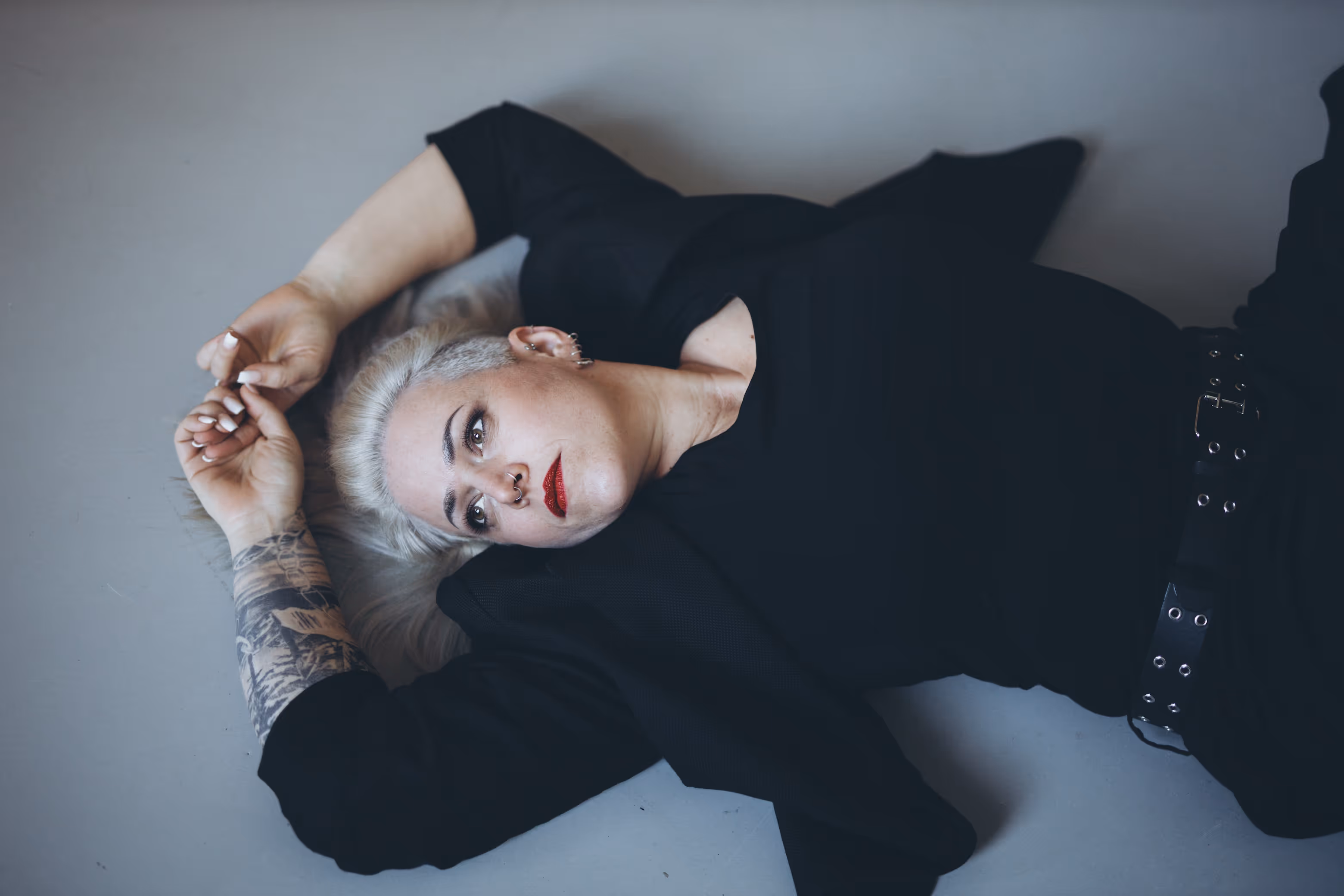 Annika Fischer, die ganz in Schwarz gekleidet auf dem Boden liegt.