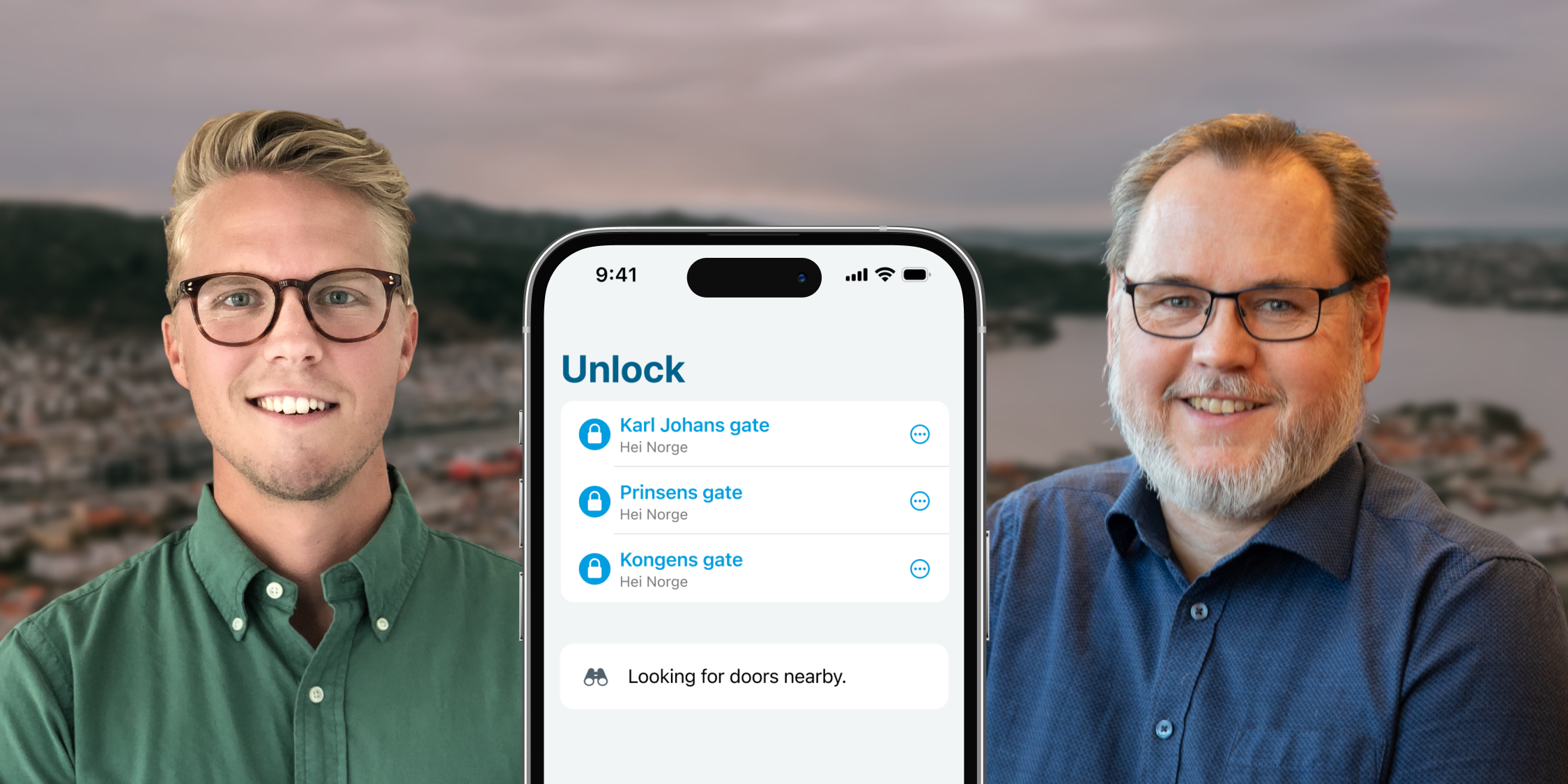 Två män samt en smartphone som visar Parakeys app i förgrunden. I bakgrunden syns en vy av Norge.