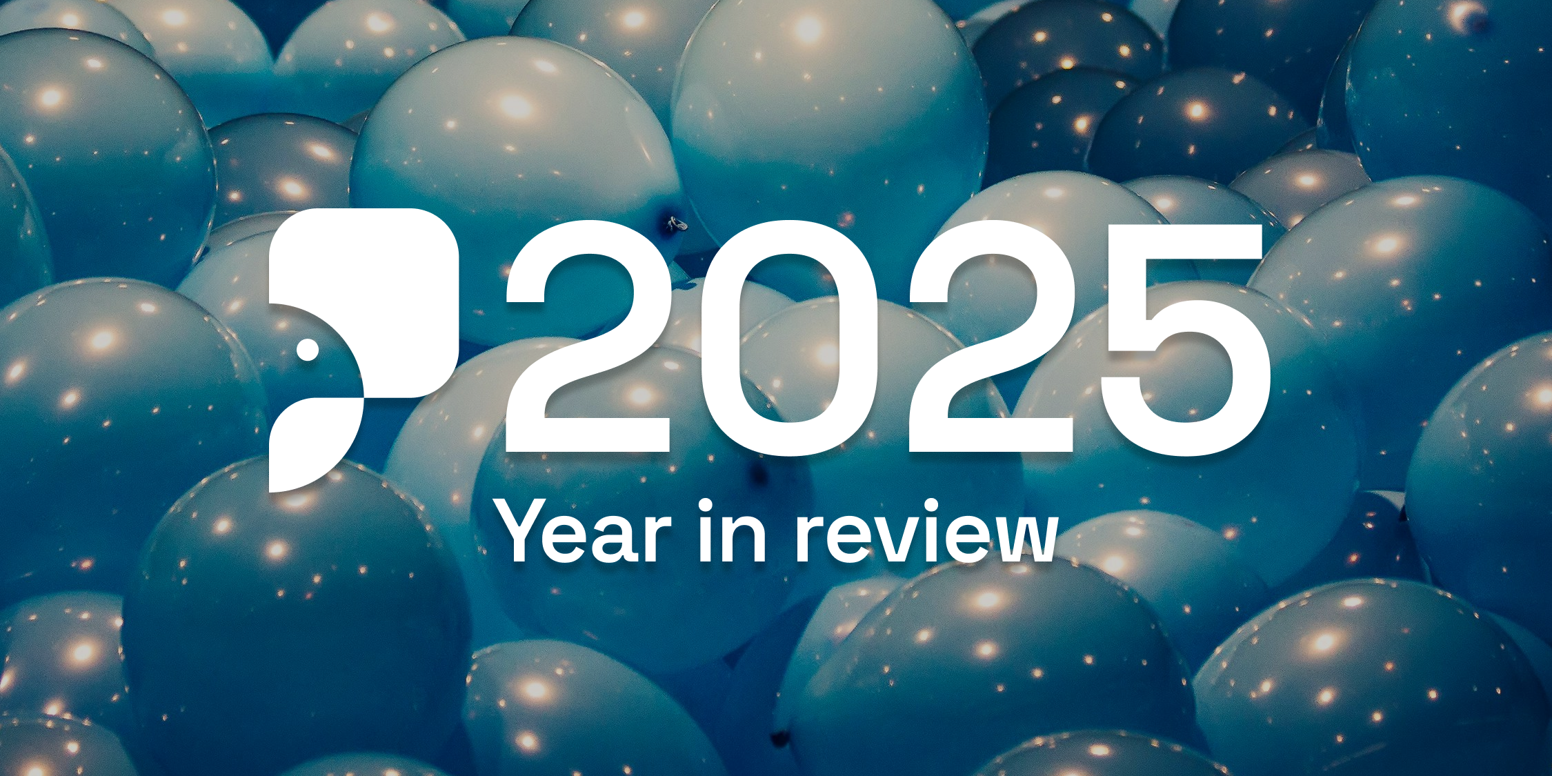 Parakey-ikon och texten "2025 Year in review" med blå ballonger i bakgrunden