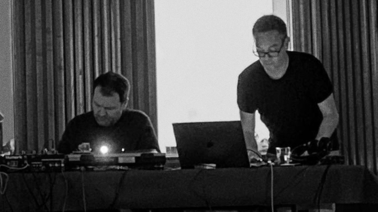 Noir Moderne performing live