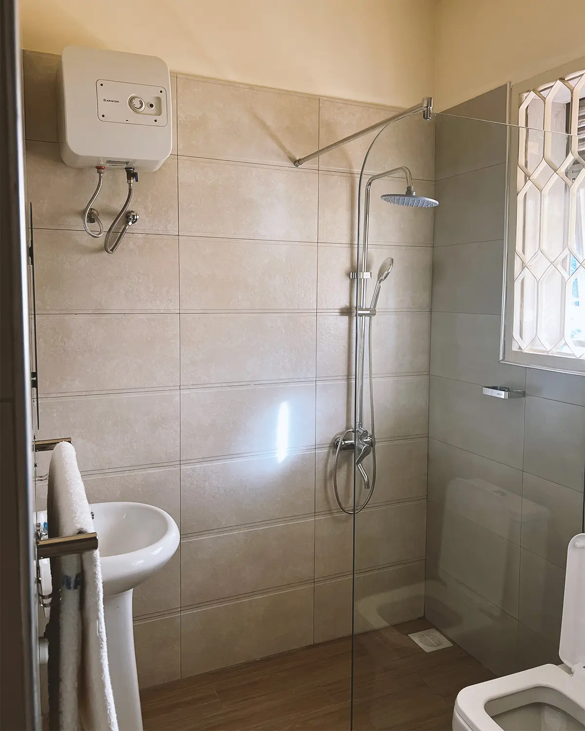 Maria Flo Hotel Guest Room Bathroom