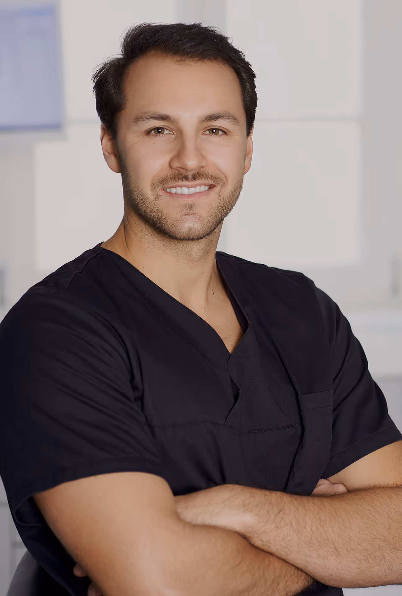 Chirurg Dr. Albert Vukovits in der Zahnarzt Praxis Dr. Sofia Pammer.