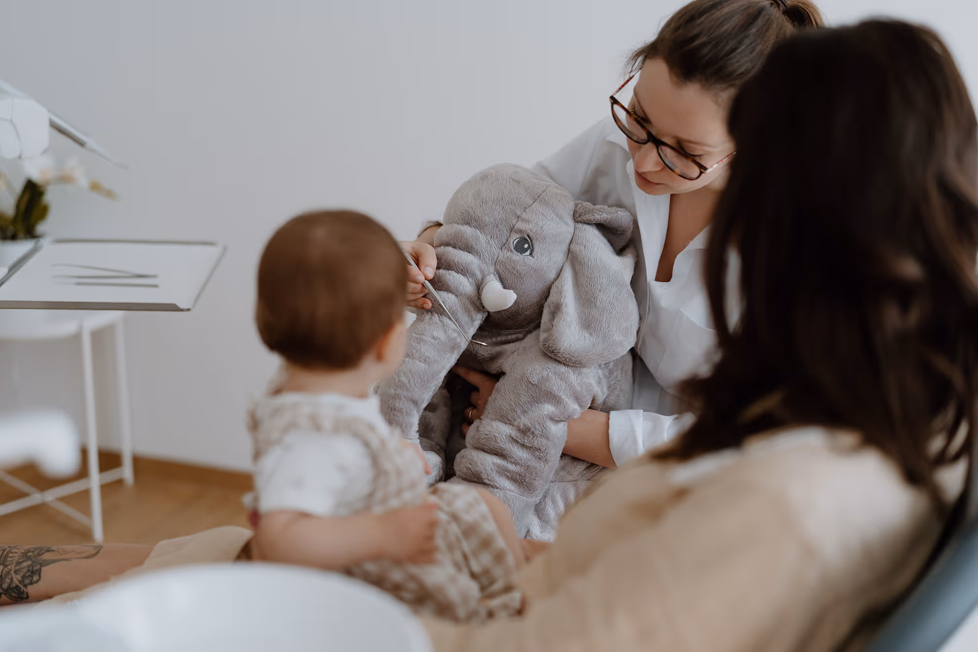 Dr. Sofia Pammer nimmt einem Kleinkind die Angst vor dem Zahnarzt.